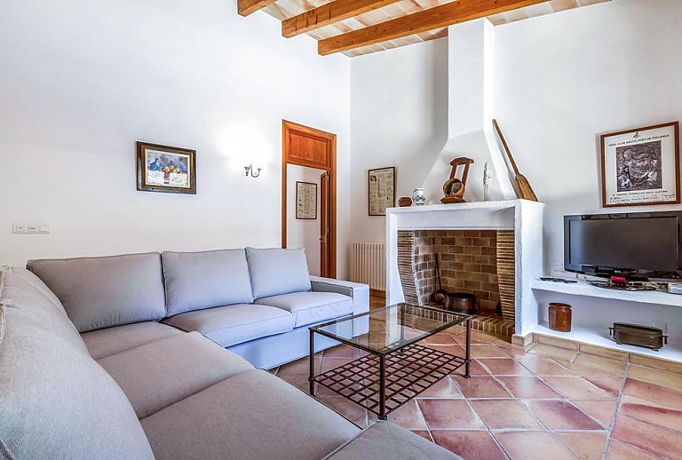 Wohnzimmer mit Sofa und Fernseher