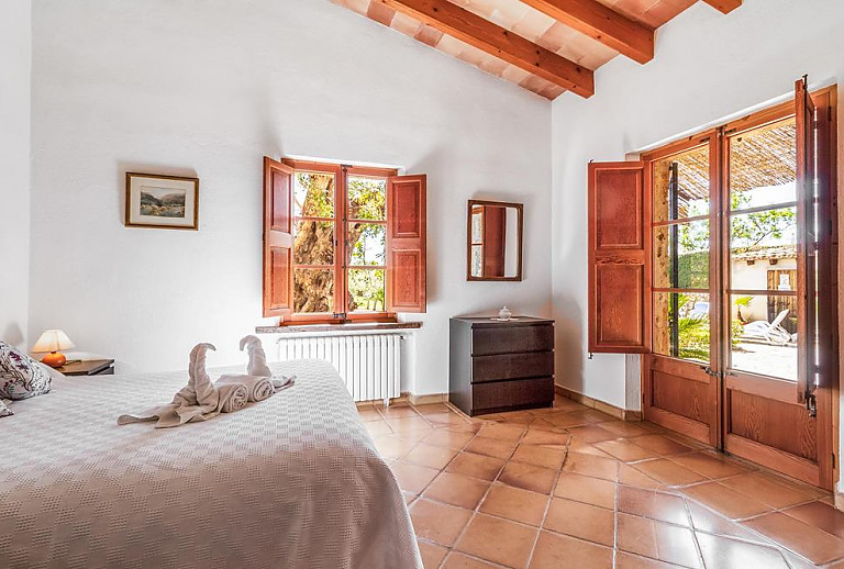 Schlafzimmer mit Doppelbett und Heizung
