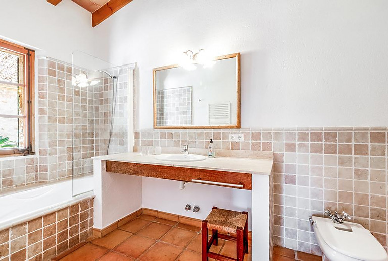 Bad mit Wanne und Waschbecken