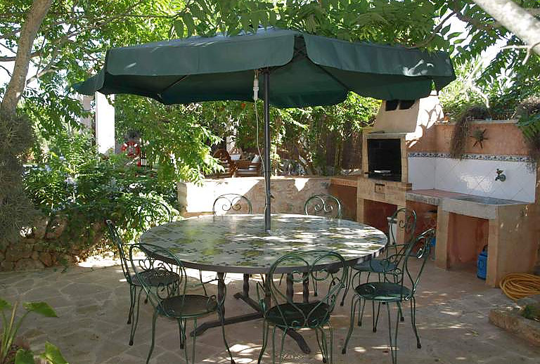 Gartentisch Stühle Sonnenschirm Grillplatz Schatten