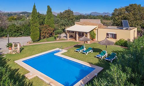 Garten mit pool vor der Finca