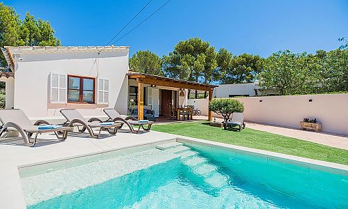 Finca mit Poolbereich und Sonnenliegen