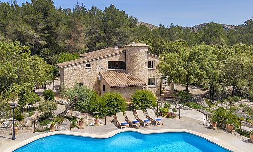 Pool und Sonnenliegen vor der Finca