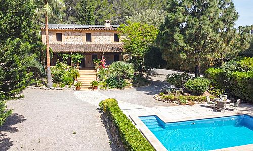 Finca mit Rasen und Pool