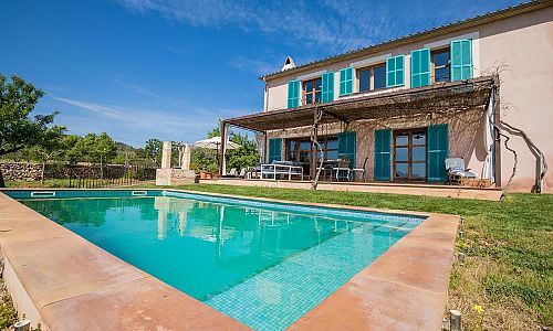 Poolbereich im Garten vor der Finca