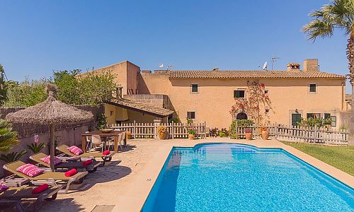 Pool und Sonnenliegen vor der Finca