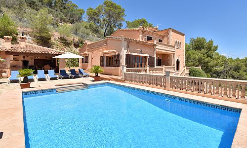 Poolbereich mit Sonnenliegen vor der Finca