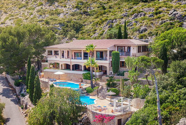 Finca mit Poolterrasse und Garten