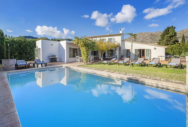 Pool im Garten vor der Finca