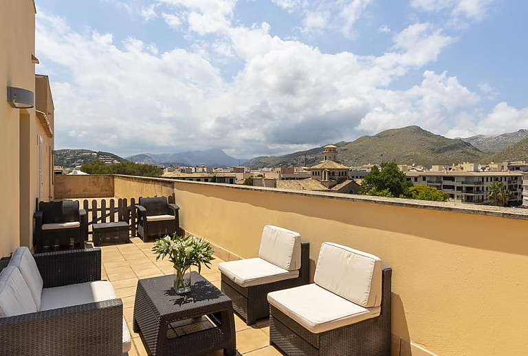Terrasse mit Sitzmöbeln und Ausblick