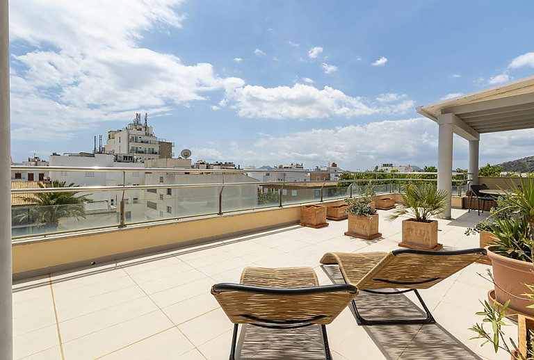 Sonnenliegen mit Weitblick vom Balkon