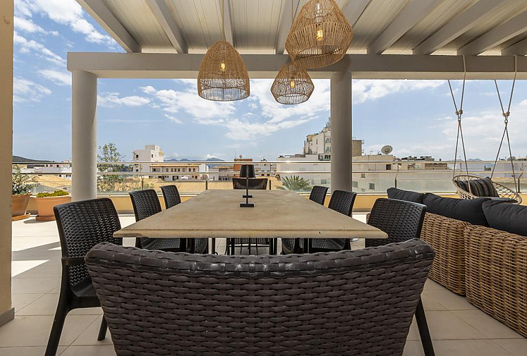 Terrasse mit Vordach und Esstisch