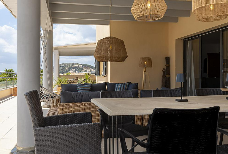 Terrasse mit Vordach und Esstisch