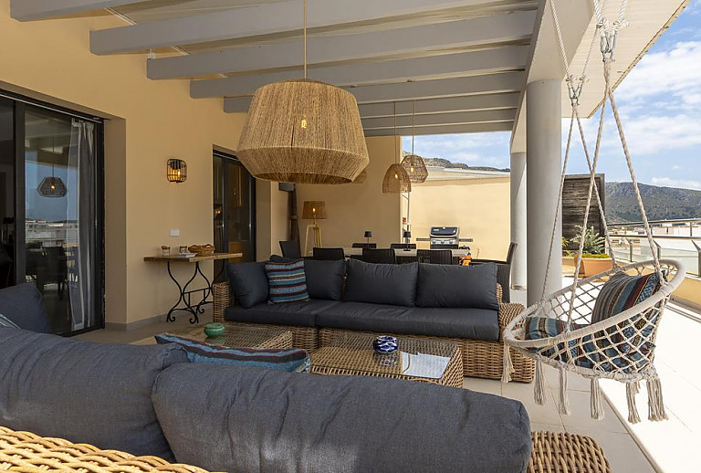 Terrasse mit Vordach und Sofas