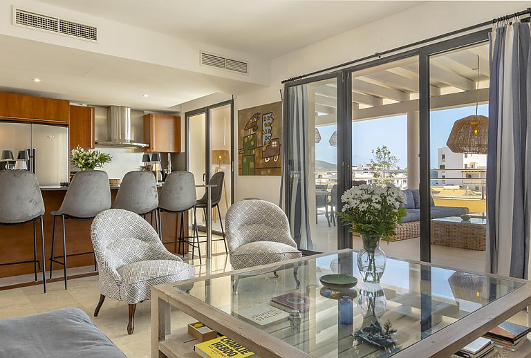 Wohnzimmer mit Zugang zur Terrasse