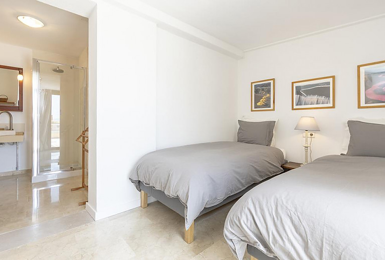 Schlafzimmer mit Einzelbetten und Badezimmer