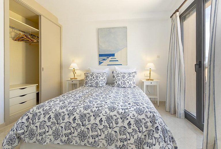 Schlafzimmer mit Doppelbett Wandschrank