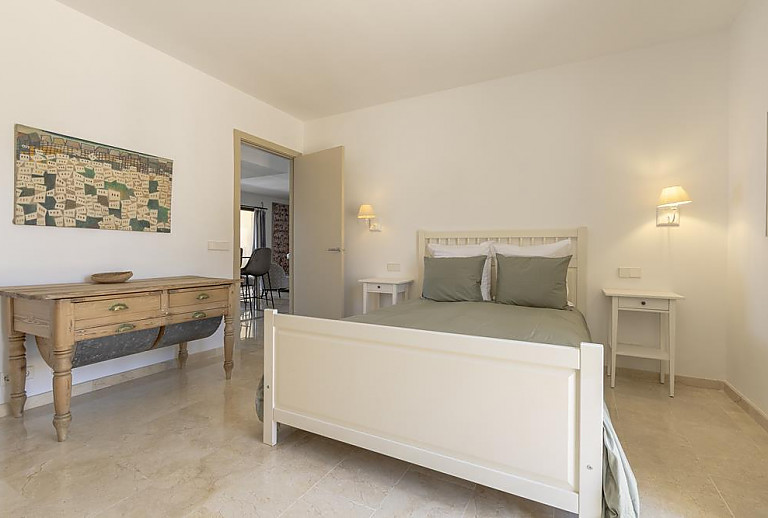 Schlafzimmer mit Doppelbett und Nachttisch