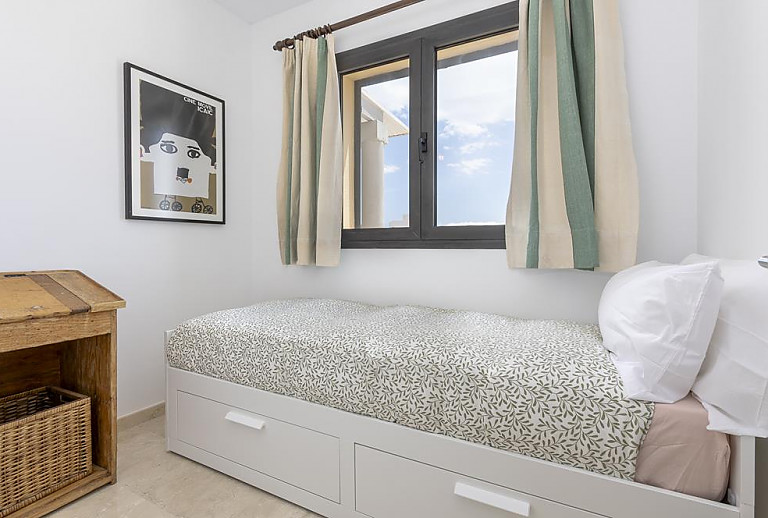 Schlafzimmer mit Einzelbett und Fenster