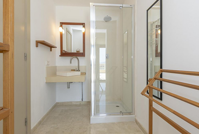 Badezimmer mit Dusche und Waschbecken