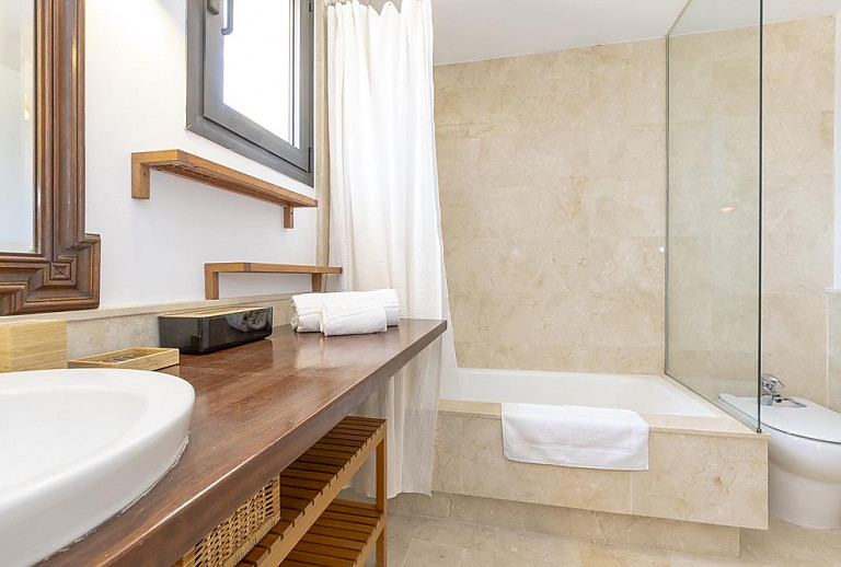 Wanne und Waschbecken im Badezimmer