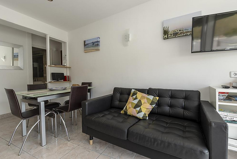 Wohnzimmer mit Esstisch und Couch