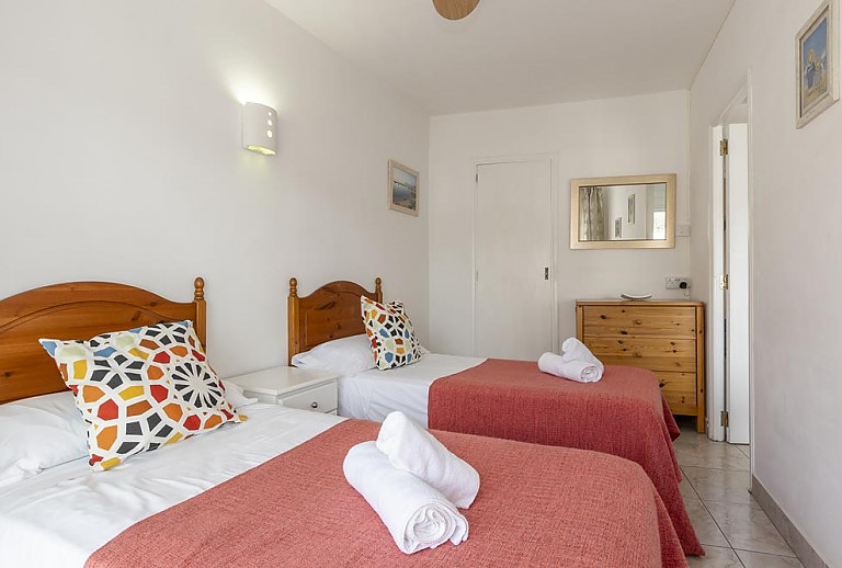 Schlafzimmer mit Einzelbetten und Kommode