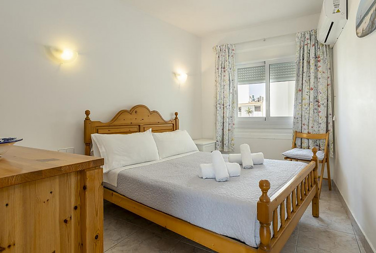 Schlafzimmer mit Doppelbett und Fenster