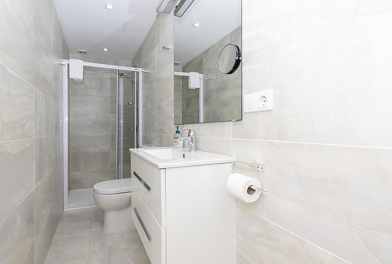 Badezimmer mit Dusche und Waschbecken