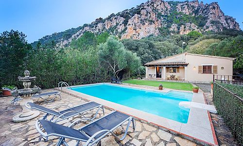 Finca mit Pool und Sonnenliegen