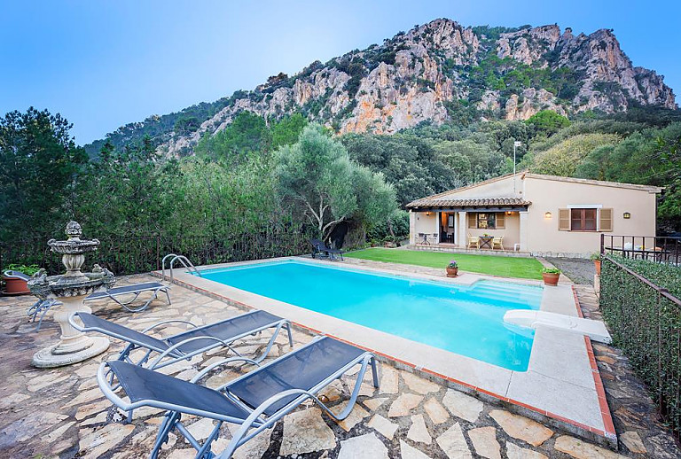 Finca mit Pool und Sonnenliegen