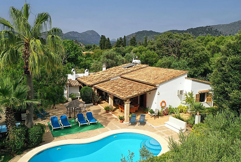 Finca mit Poolterrasse und Sonnenliegen