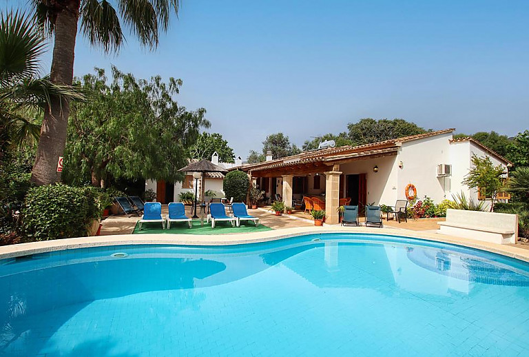 Pool mit Sonnenliegen vor der Finca