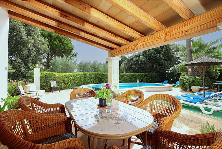 Terrasse mit Vordach und Esstisch