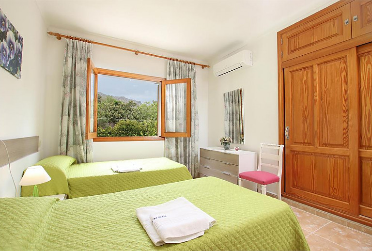Schlafzimmer mit Einzelbetten und Wandschrank
