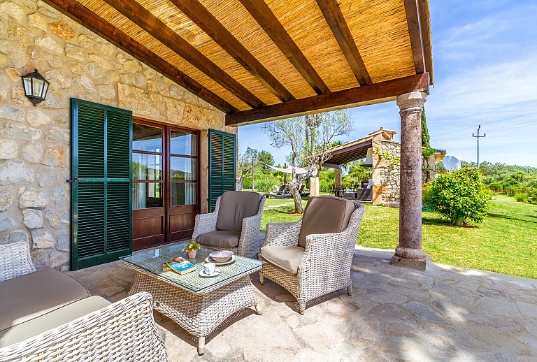 Terrasse mit Vordach und Esstisch