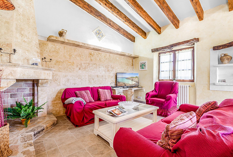 Wohnzimmer mit Fernseher und Sofa