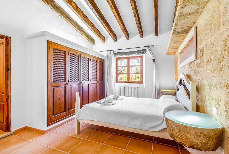 Schlafzimmer mit Doppelbett und Kleiderschrank