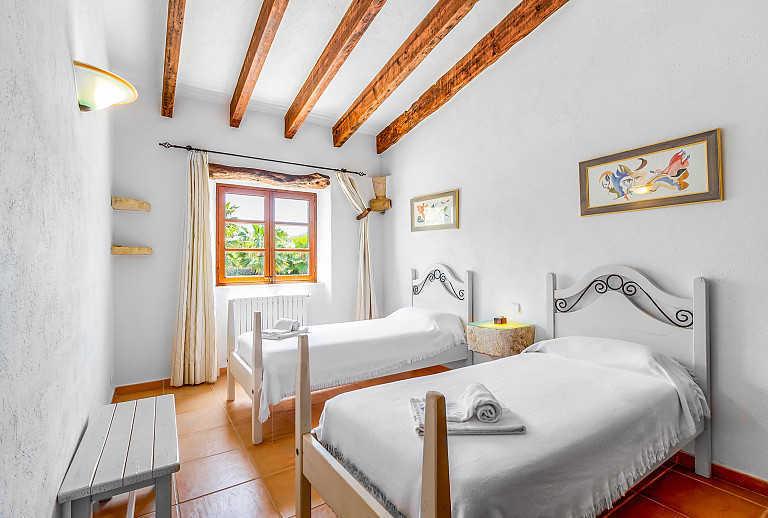 Schlafzimmer mit Einzelbetten und Fenster