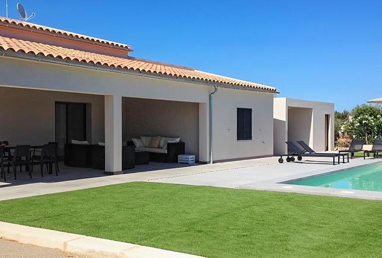 Rasen vor der Finca mit Terrasse