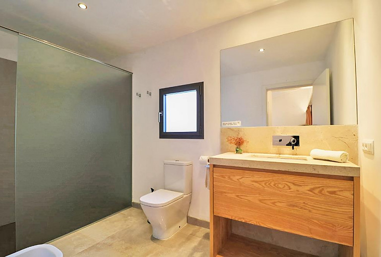 Badezimmer mit Dusche und Waschbecken