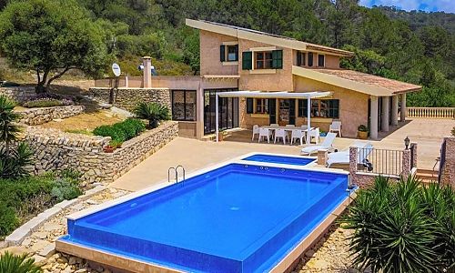 Poolbereich mit Sonnenliegen vor der Finca