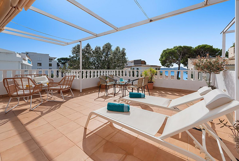 Terrasse mit Vordach und Sonnenliegn