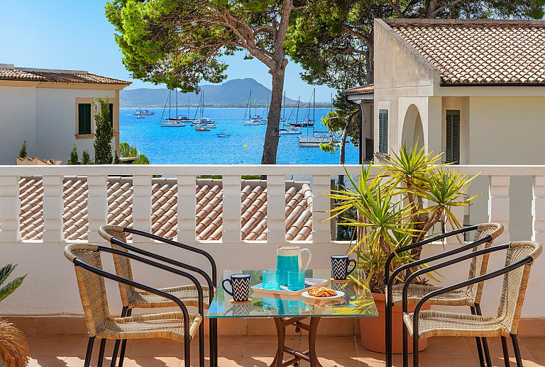 Terrasse mit Meerblick und Esstisch