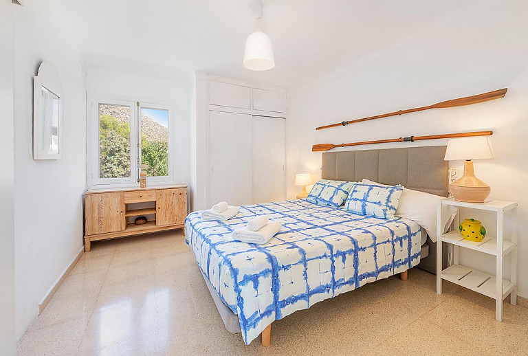 Schlafzimmer mit Doppelbett und Wandschrank