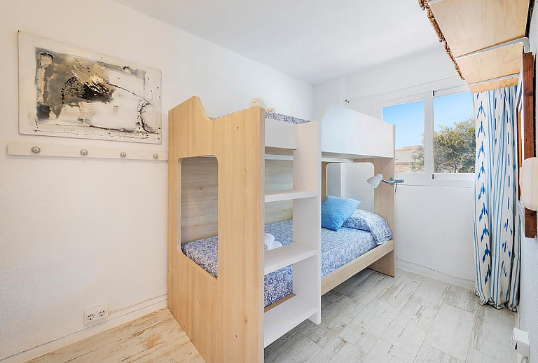 Doppelstockbett und Fenster im Schlafzimmer