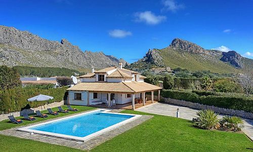 Pool auf dem Rasen mit Sonnenliegen und Sonnenschirm