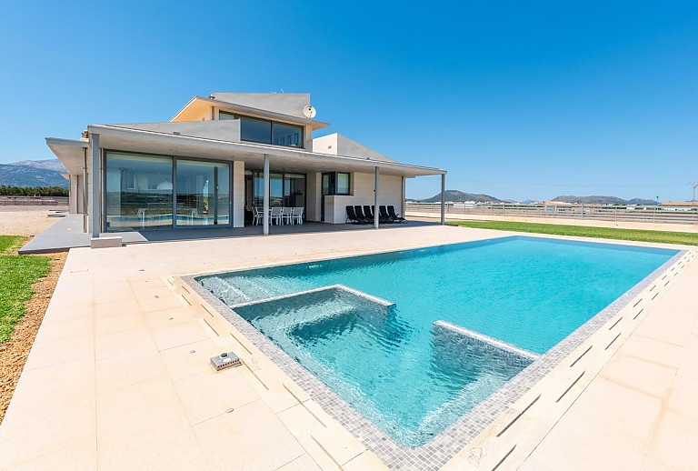 Finca mit Poolterrasse und Sonnenliegen