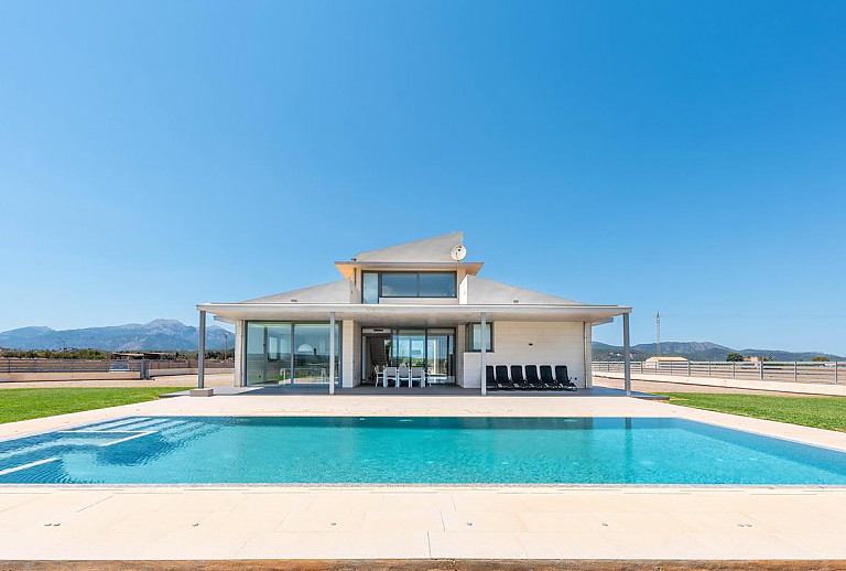 Außenbereich mit Pool vor der Finca