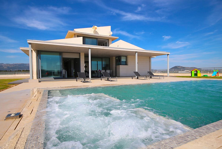 Pool mit Whirlpool vor der Finca